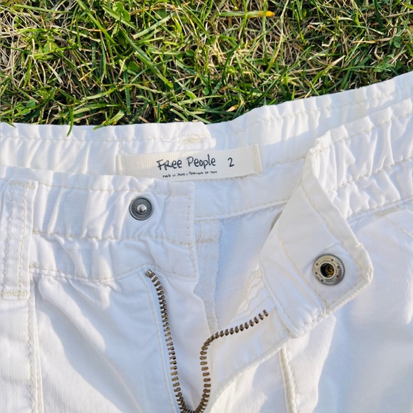 Free People White Women's Cargo Shorts size 2 - Picture 2 of 3